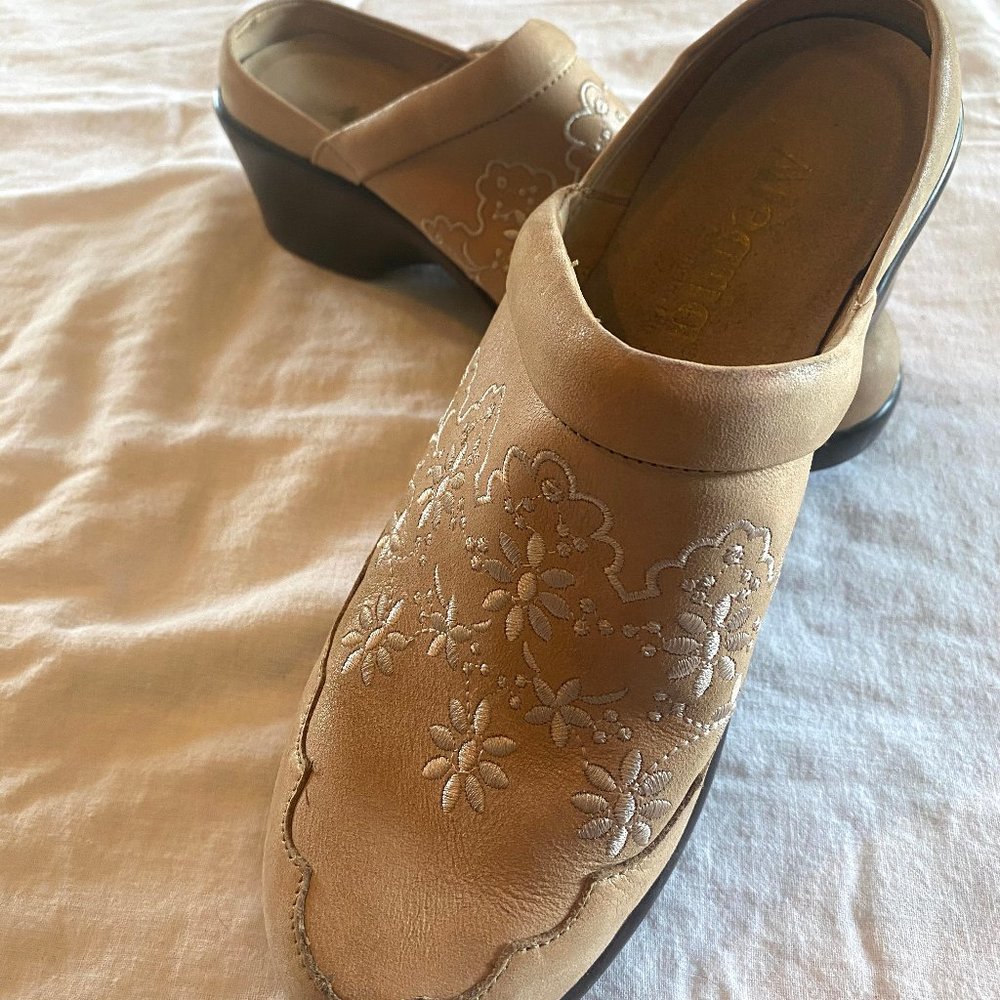 Alegria Embroidered Mustard Clogs - Size 7